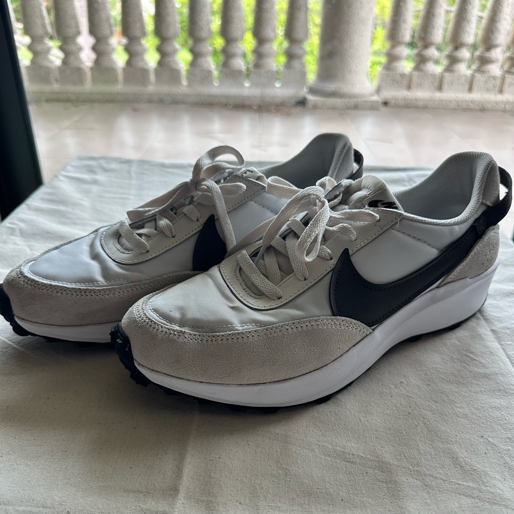 Nike White and Black Sneakers